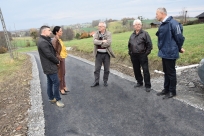 Odbiór drogi, na zdjęciu od lewej: Mariusz Świerkosz (wykonawca robót), Wójt Sylwia Cieślar, Zbigniew Kohut (kierownik Referatu Inwestycji), Sołtys Kisielowa Karol Szostok, Jan Sztwiertnia (kierownik Referatu Drogowego)